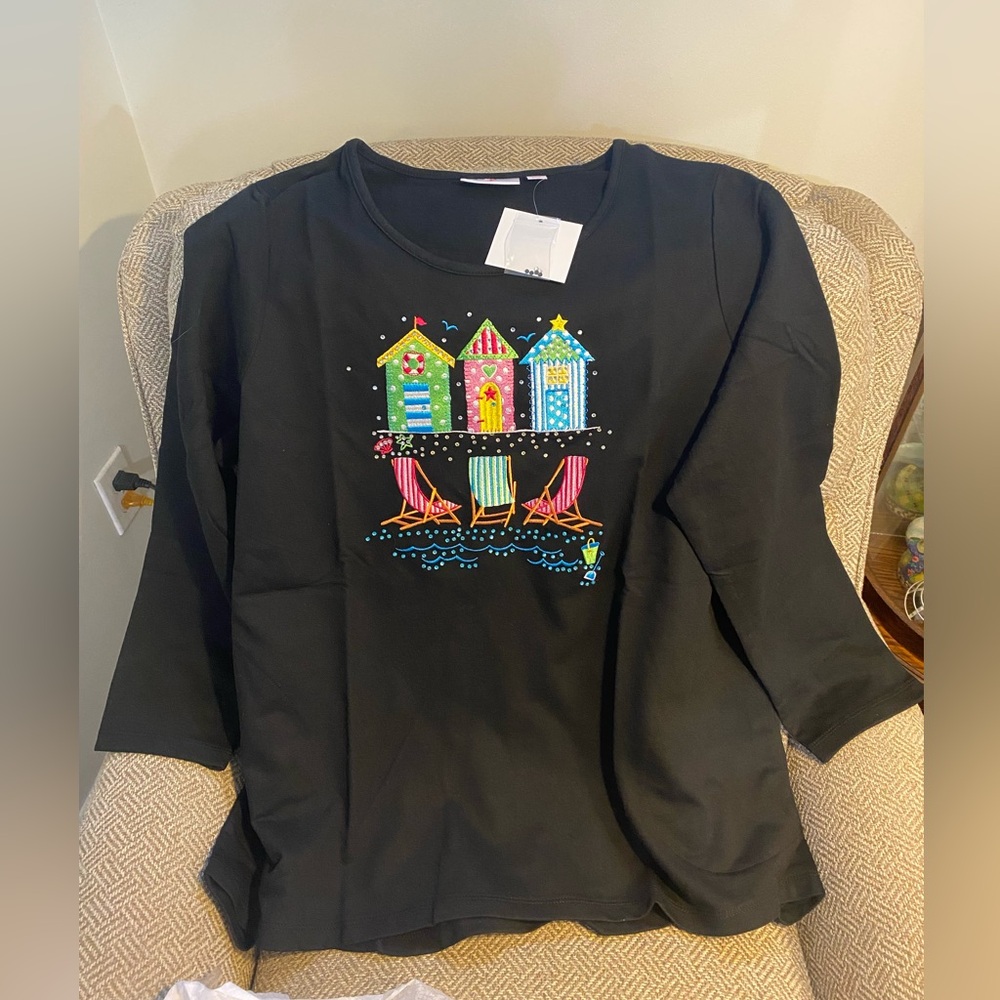Quacker Factory Black cotton top with beach scene 1X. NWT